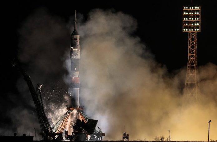 Launch of Soyuz-FG rocket carrying Soyuz MS-08 spacecraft from Baikonur Cosmodrome „Союз МС-08“ изведе в орбита трима души, както и специална футболна топка