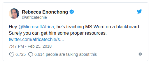Microsoft подарява компютър на учителя, рисуващ Microsoft Word на черната дъска