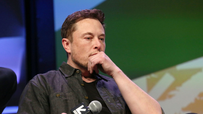 EM Илън Мъск яде и спи в завода на Tesla, за да реши проблемите на компанията