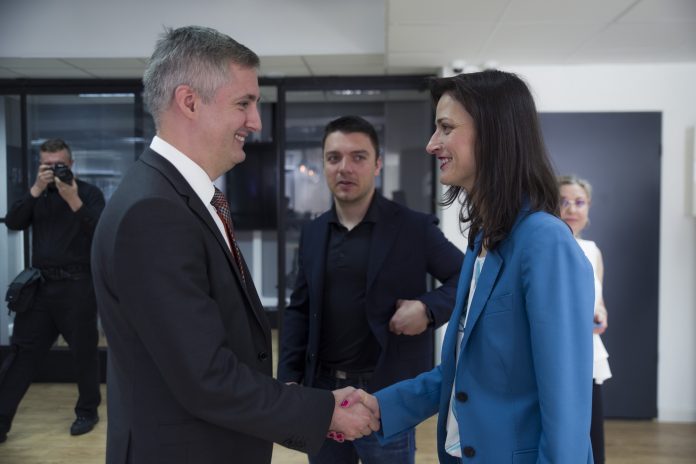 Mariya Gabriel & Kalin Dimtchev Майкрософт България и Coursedot ще обучават ИТ специалисти в програмата Microsoft Certification Lab