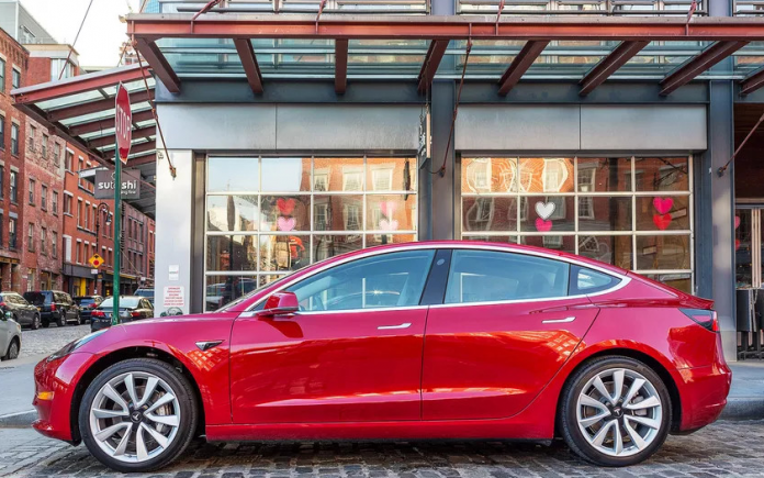 Sa Tesla наема още 400 специалисти и започва да сглобява Model 3 в режим 24/7