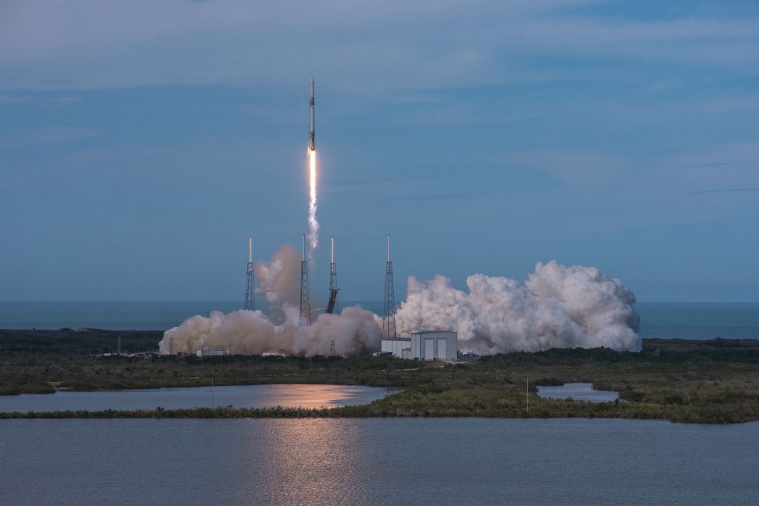 Sp1 SpaceX изведе в космоса ловеца на космически отпадъци RemoveDEBRIS
