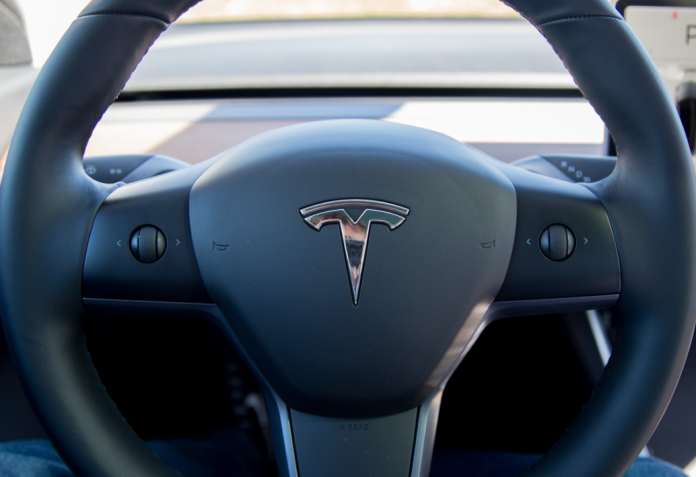 Tl Tesla обнови фърмуера на Model 3: сега автопилота и огледалата могат да се управляват от волана