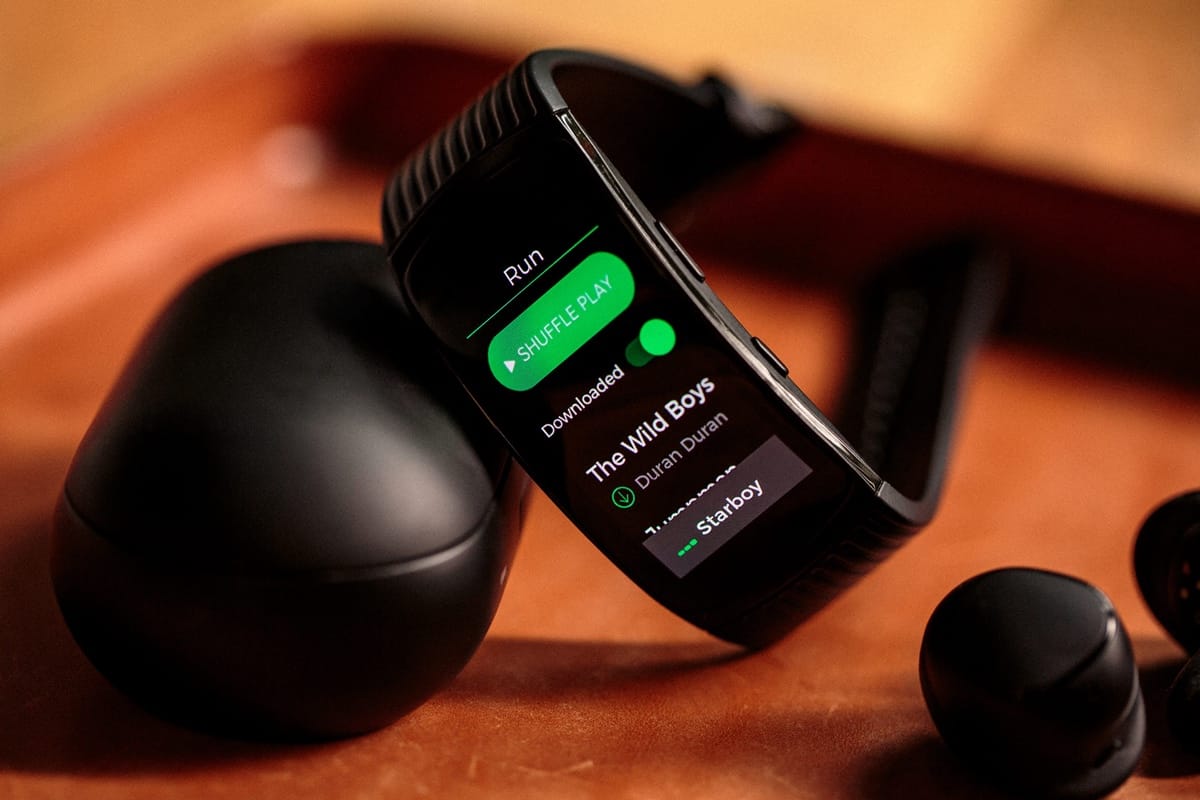 Започнаха продажбите на фитнес гривната Xiaomi Mi Band 3 със зареждане от слънцето