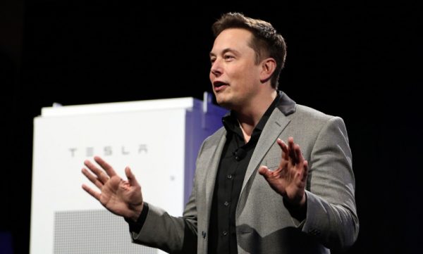 elon-musk-tesla-stage Илън Мъск: „Автопилотът никога няма да е идеален, но може 10 пъти да намали броя на ПТП“