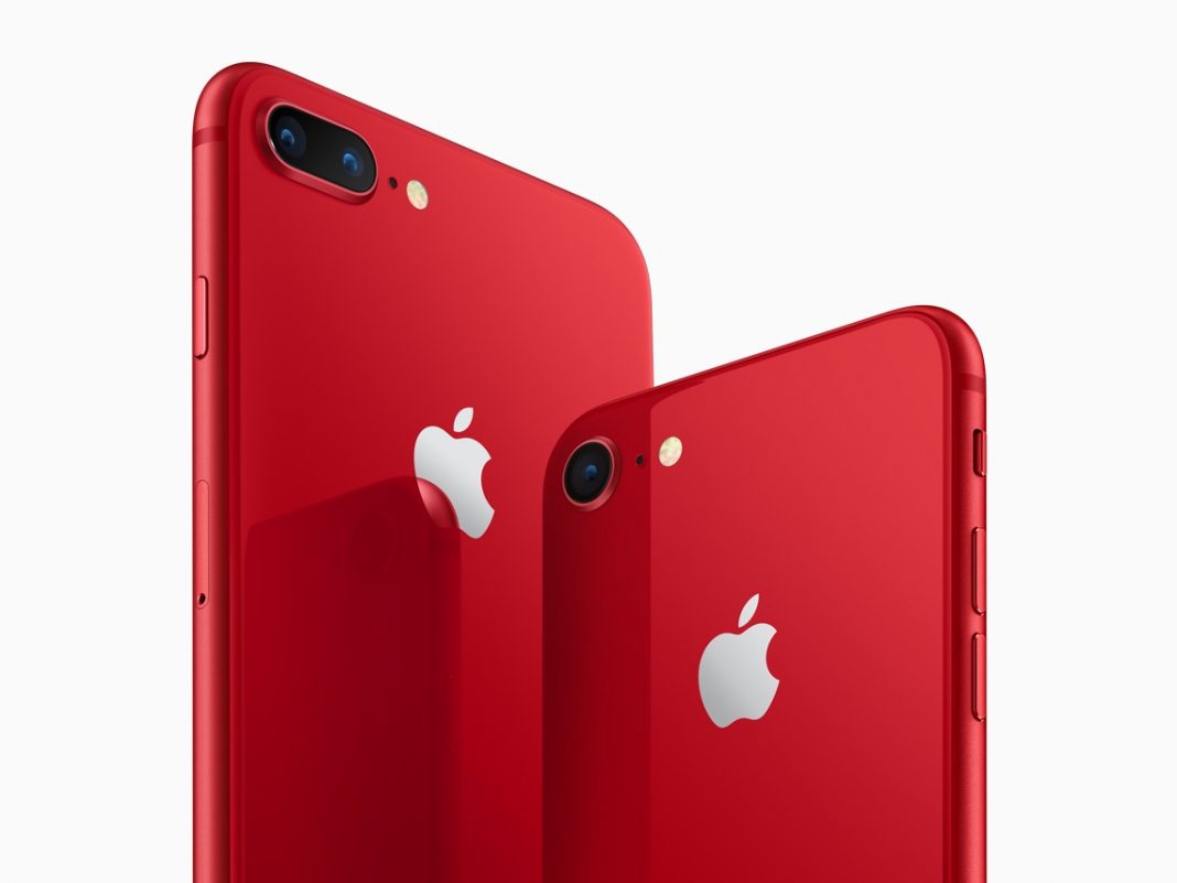 iPhone8-iPhone8PLUS-PRODUCT-RED_angled-back_041018 Apple представи червени iPhone 8 и iPhone 8 Plus с черен преден панел