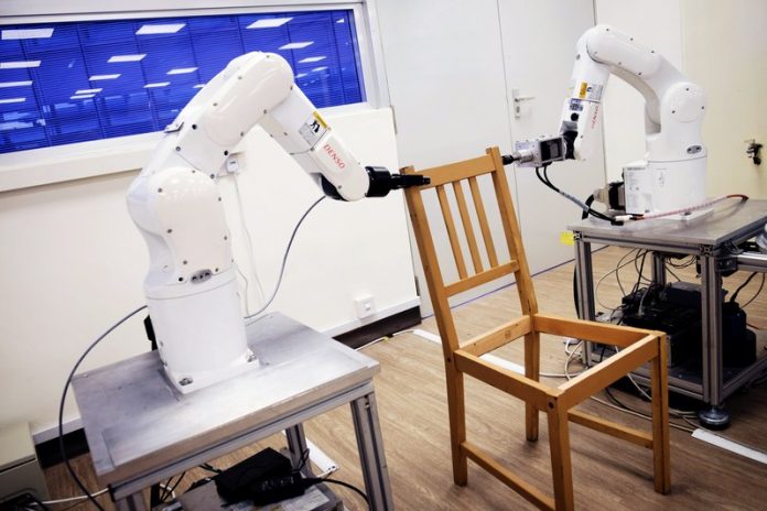 Ето как сингапурски роботи сглобяват столове на Ikea