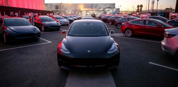 tesla-model-3-hero Tesla започна да произвежда по 2 хиляди електромобила Model 3 седмично