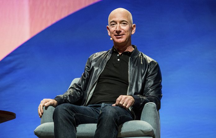 Bezos Джеф Безос е готов да изхарчи цялото си състояние за колонизация на Луната