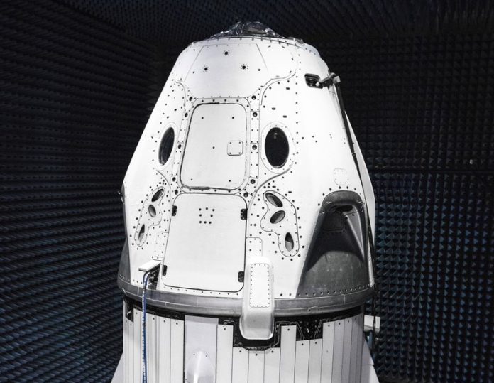 Илън Мъск показа готовия пилотиран космически кораб SpaceX Crew Dragon (Dragon 2)