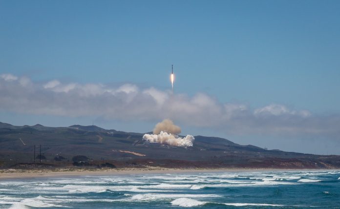 Falcon SpaceX изведе в орбита пет сателита Iridium NEXT и два сателита GRACE-FO
