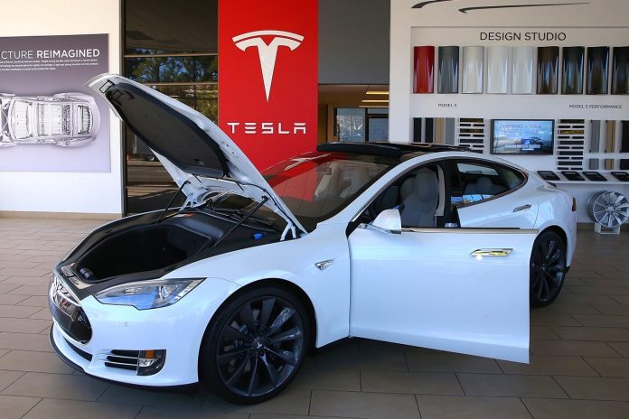 Руският магазин „Связной“ започна да продава електромобилите на Tesla