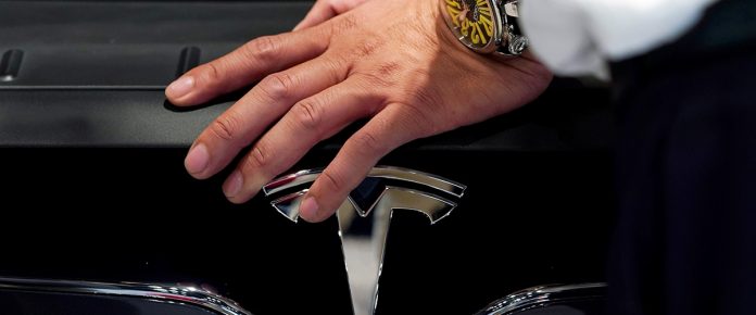 Tesla Бивши ръководители на Apple и Amazon ще помагат на Tesla да излезе от кризата