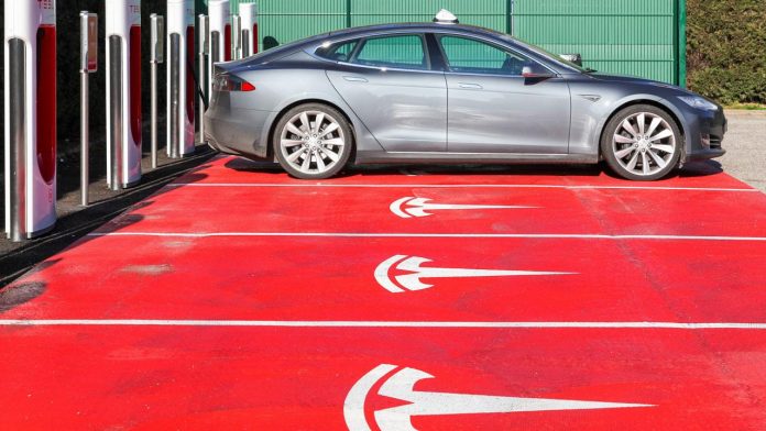Tl Tesla постави двоен финансов рекорд: по приходи и по загуба едновременно
