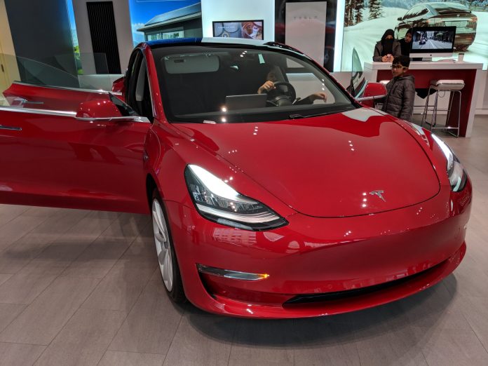 Tl3 Tesla започна доставките на електромобила Model 3 извън САЩ
