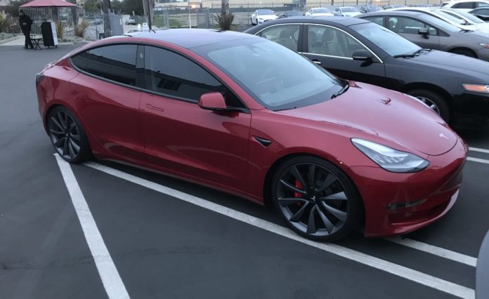 tesla-model-3 Илън Мъск обяви версия на Tesla Model 3 с два електромотора и пълно задвижване