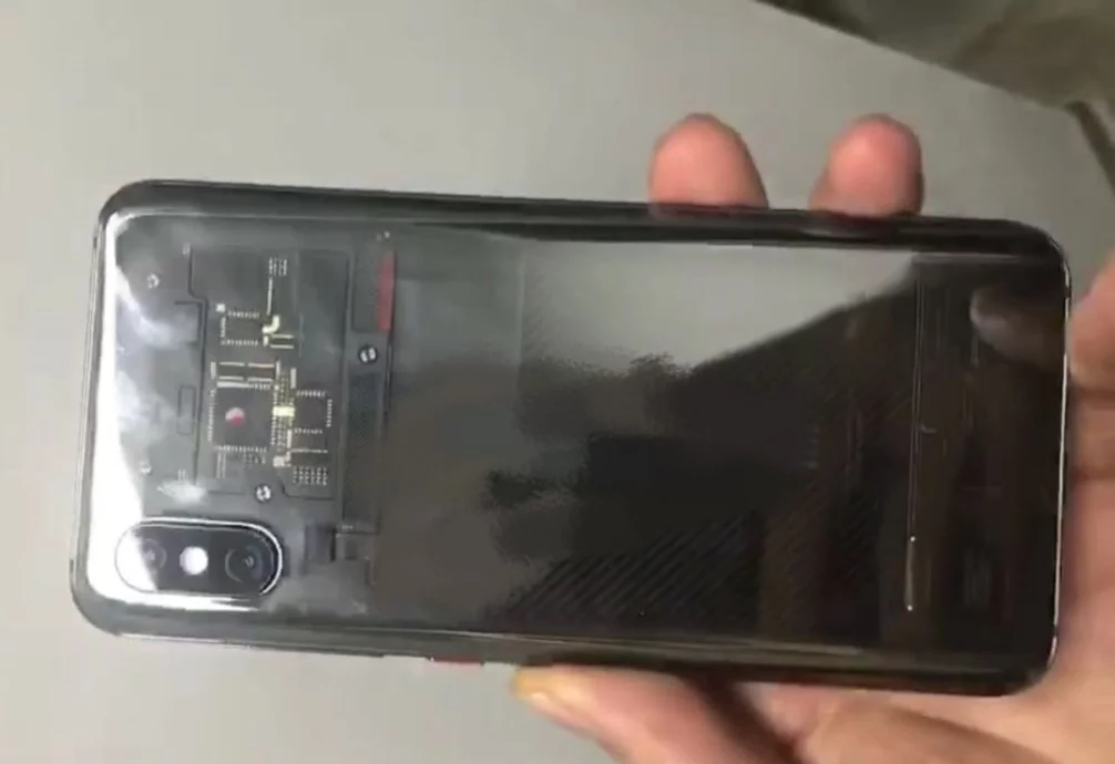 Снимки на Xiaomi Mi 8 показват прозрачен заден панел на смартфона
