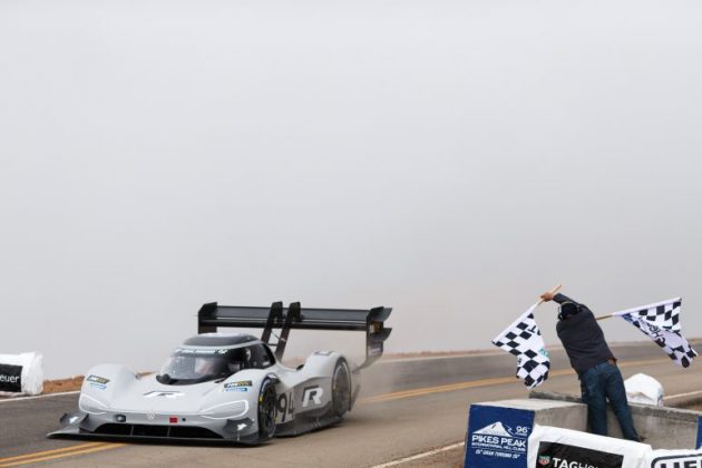 Електромобилът Volkswagen I.D. R Pikes Peak спечели състезанието Pikes Peak