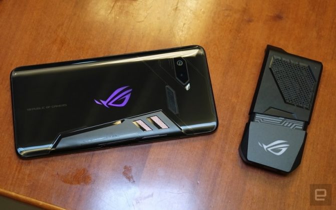 Геймърският смартфон ASUS ROG Phone има 90 Hz HDR дисплей и три USB-Type C порта