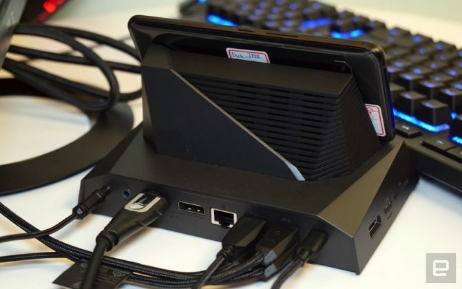 Геймърският смартфон ASUS ROG Phone има 90 Hz HDR дисплей и три USB-Type C порта