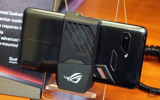 Геймърският смартфон ASUS ROG Phone има 90 Hz HDR дисплей и три USB-Type C порта