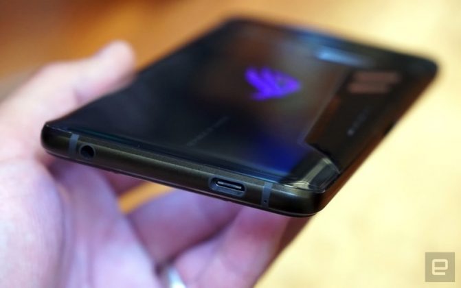 Геймърският смартфон ASUS ROG Phone има 90 Hz HDR дисплей и три USB-Type C порта