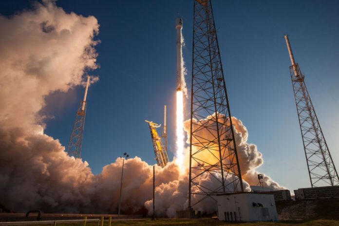 Block 4 SpaceX изведе робота Саймън до Международната космическа станция