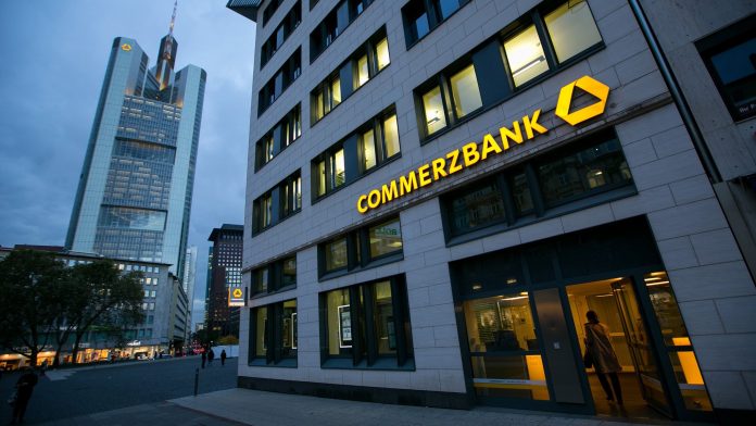 Deutsche Bank AG And Commerzbank AG Headquarters And Branches As German Lenders Plan Thousands Of Job Cuts Германската Commerzbank разработва компютърни алгоритми, заменящи аналитиците