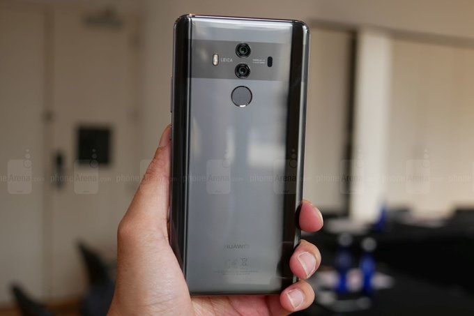 Huaweis-Mate-20-Pro-may-feature-a-6.9-inch-OLED-display-from-Samsung Huawei поръча на Samsung 6,9-инчови OLED дисплеи, вероятно за смартфона Mate 20 Pro