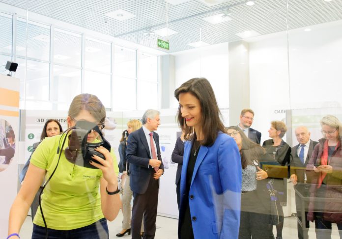 Mariya Gabriel TML VR Еврокомисар Мария Габриел посети новия център за наука и технологии в София TechnoMagicLand