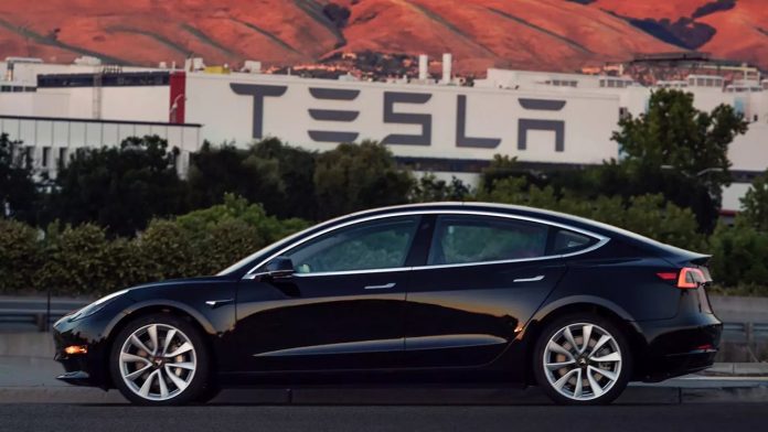 Tesla Tesla започна да приема повече поръчки за Model 3 и едновременно с това намали цените