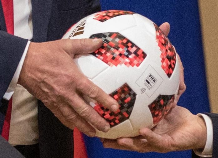 Bl В топката, която Путин подари на Тръмп, откриха NFC предавател