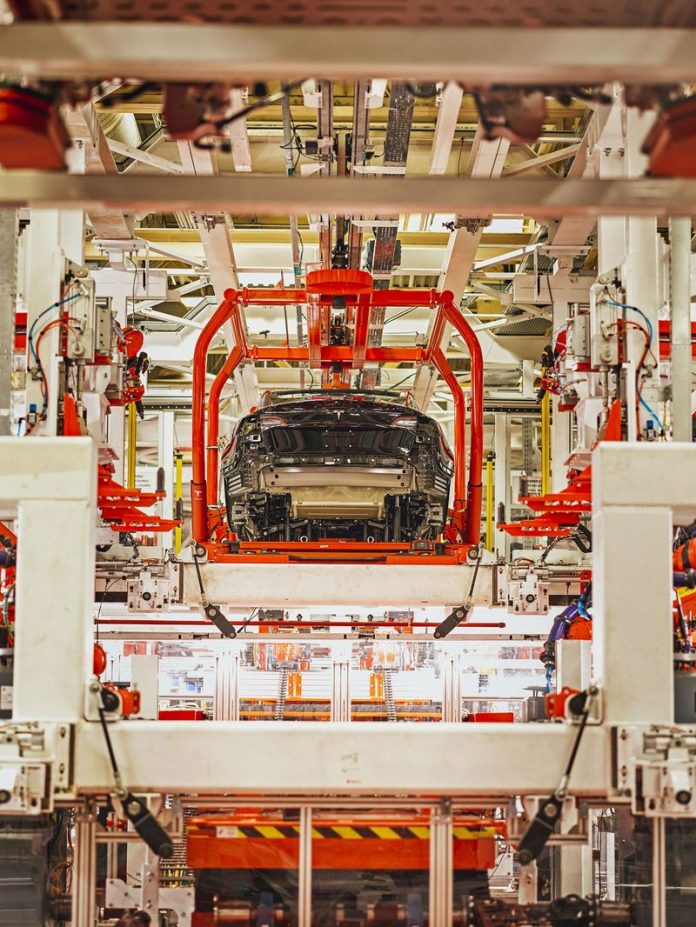 Hell for Elon Musk Is a Midsize Sedan Илън Мъск: „Производственият ад в Tesla ще приключи след един месец“