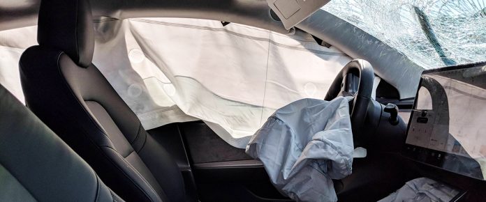 Model 3 1 Тежка катастрофа на Tesla Model 3 при скорост 100 километра в час