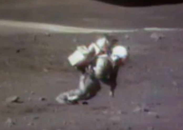 Moon NASA публикува видео, показващо многобройните падания на астронавтите на Луната