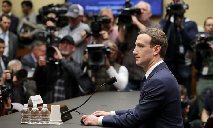 Zuk Великобритания глоби Facebook с 500 000 паунда за Cambridge Analytica