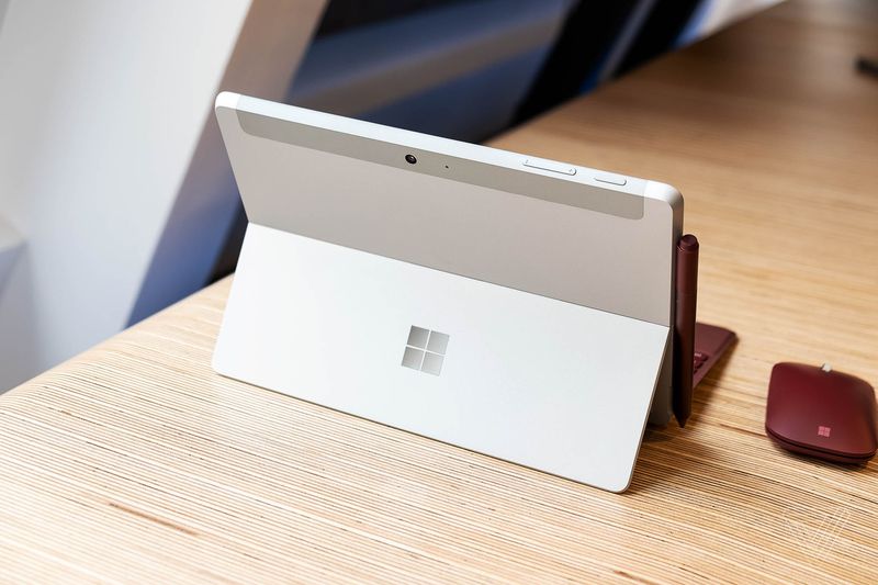Microsoft представи 10-инчовия таблет Surface Go с цена 0