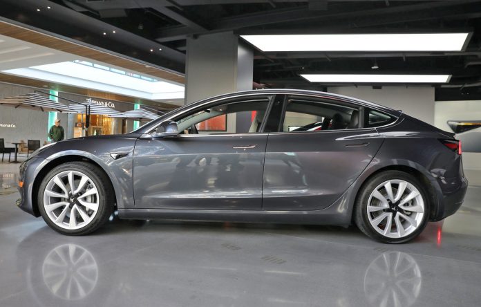 summon Tesla Model 3 вече поддържа функцията Summon и може да паркира самостоятелно