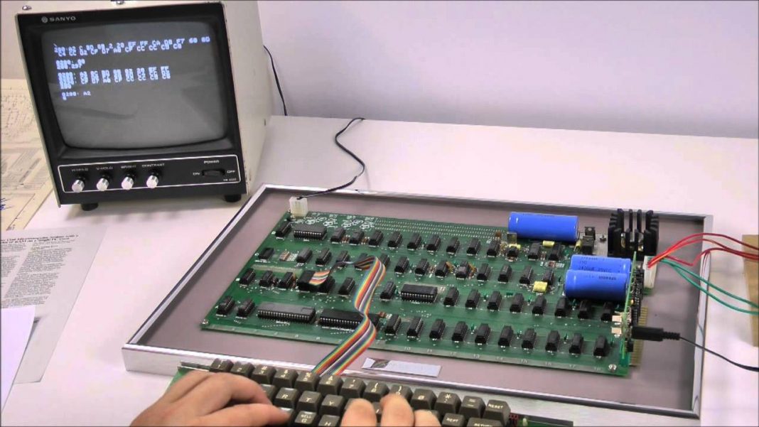 anons Като през 1976-та: вижте как този уникален Apple-1 подкарва игри и програми