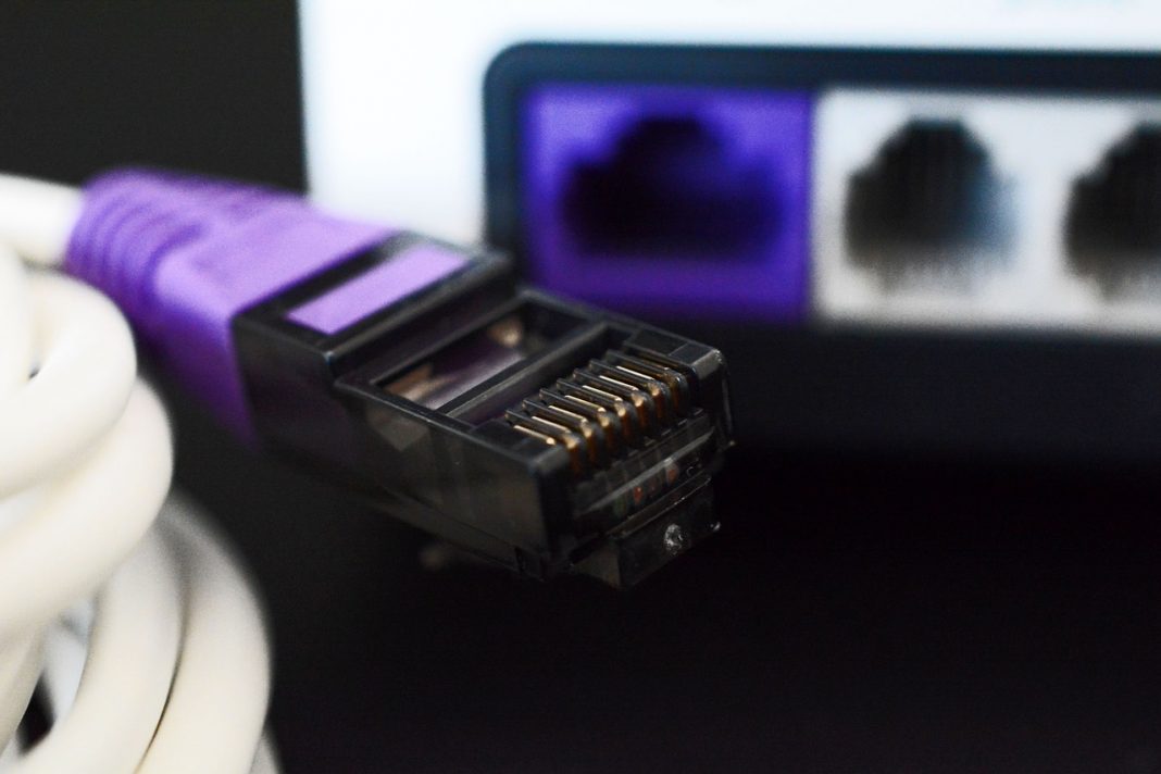 dsl-cable-1247470_1280 Операторите таксуват безбожно за бавни скорости в извънградските райони на САЩ