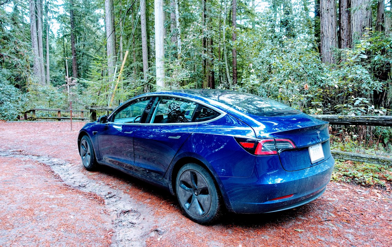 Кобалтовият ров и адът на разтопения литий: кои технологии на Tesla конкуренцията не притежава