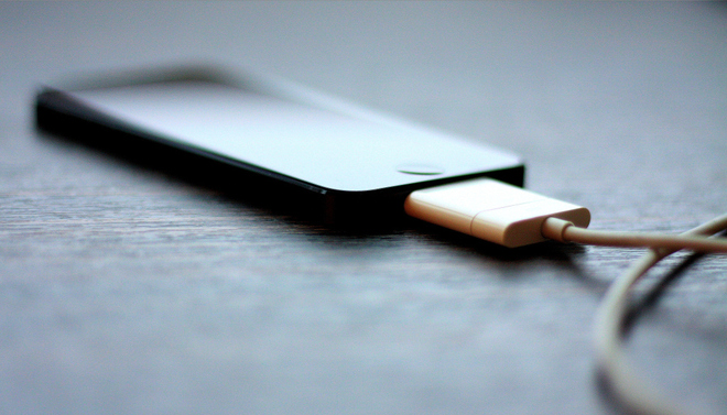 zarezhdasht-se-smartfon Ето и списък с най-често срещаните митове за зареждането на смартфоните