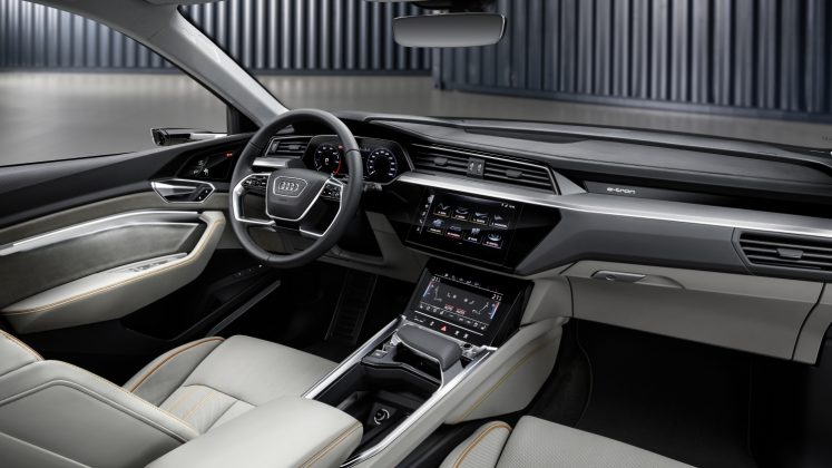 Официален анонс на електромобила Audi e-tron: пробег 400 км, цена €79,900