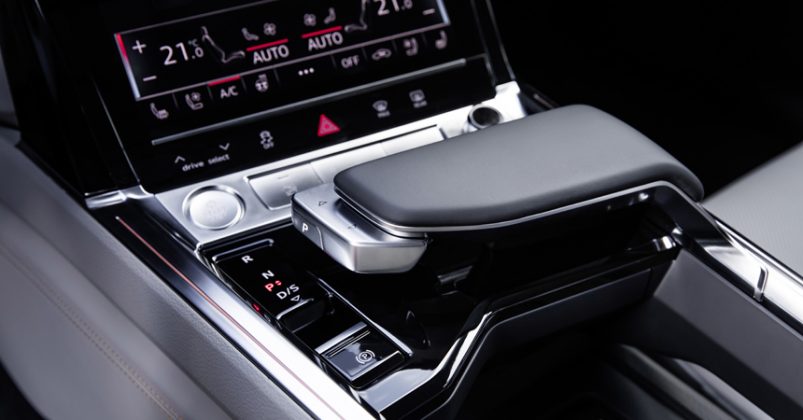 Официален анонс на електромобила Audi e-tron: пробег 400 км, цена €79,900