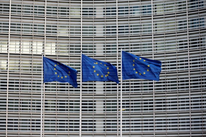 FILE PHOTO - EU flags flutter outside the EU Commission headquarters in Brussels ЕС с пореден опит да наложи контрол на американските компании в облака
