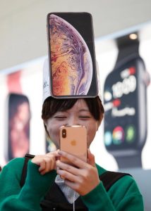 Стотици пред магазините в Япония в чакане на новия iPhone