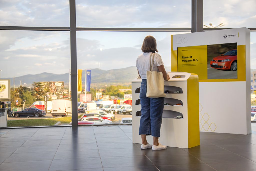 Renault празнува 120 години от основаването си с иновативна инсталация