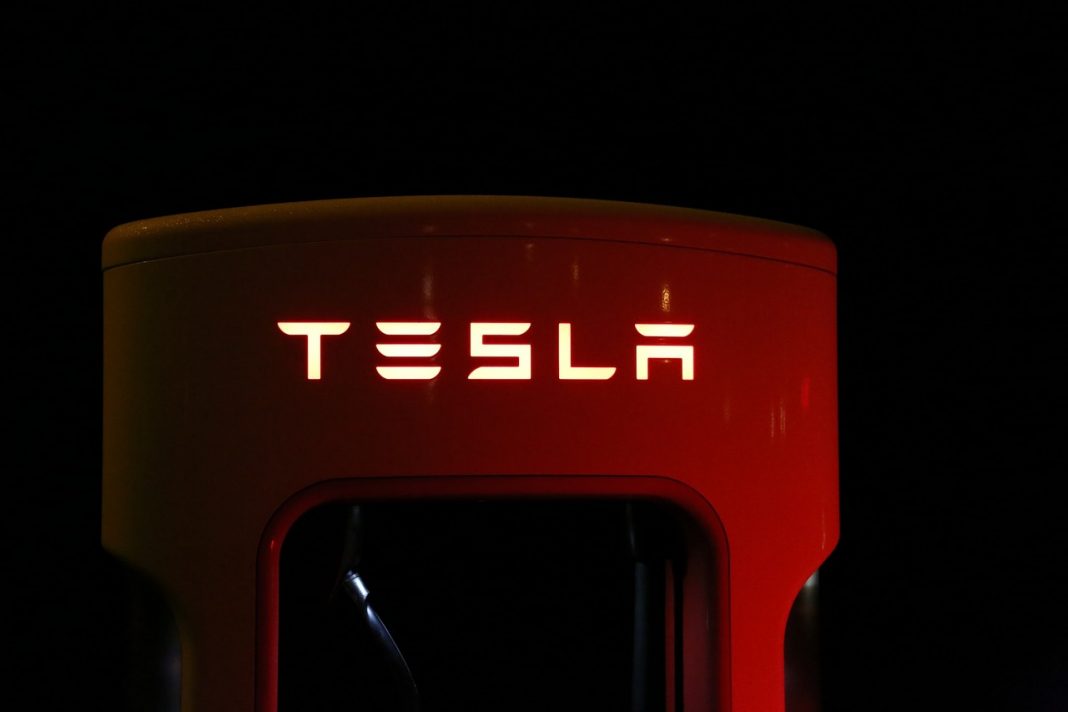 Electric Tesla Eco Battery Supercharger Синът на Рупърт Мърдок се прицели в шефското място на Tesla