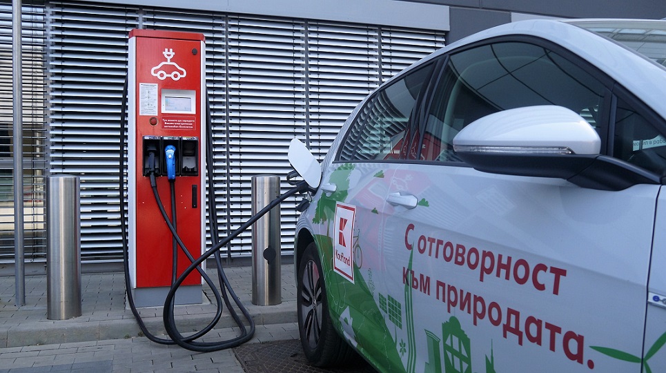 Kaufland България разширява мрежата си от безплатни зарядни станции за електрически автомобили