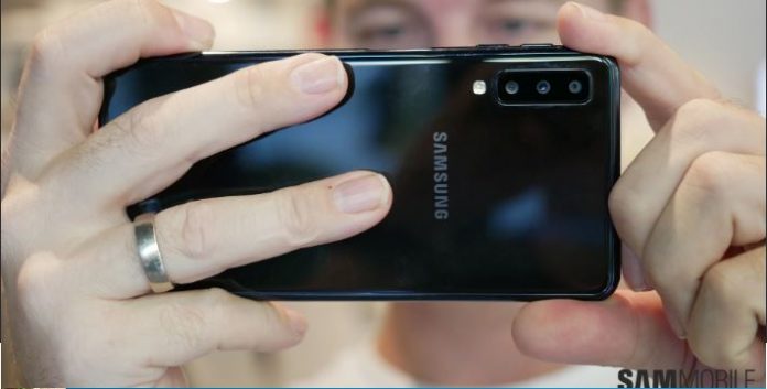 Samsungf Samsung пусна Galaxy A7 с тройна камера в Южна Корея